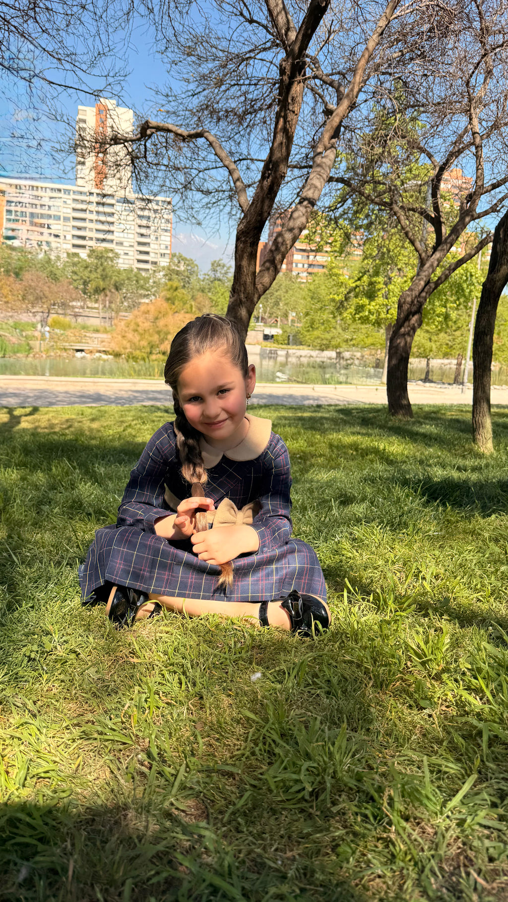 Vestido infantil en tejido escocés con lazo de baby alpaca Riso di Luna.