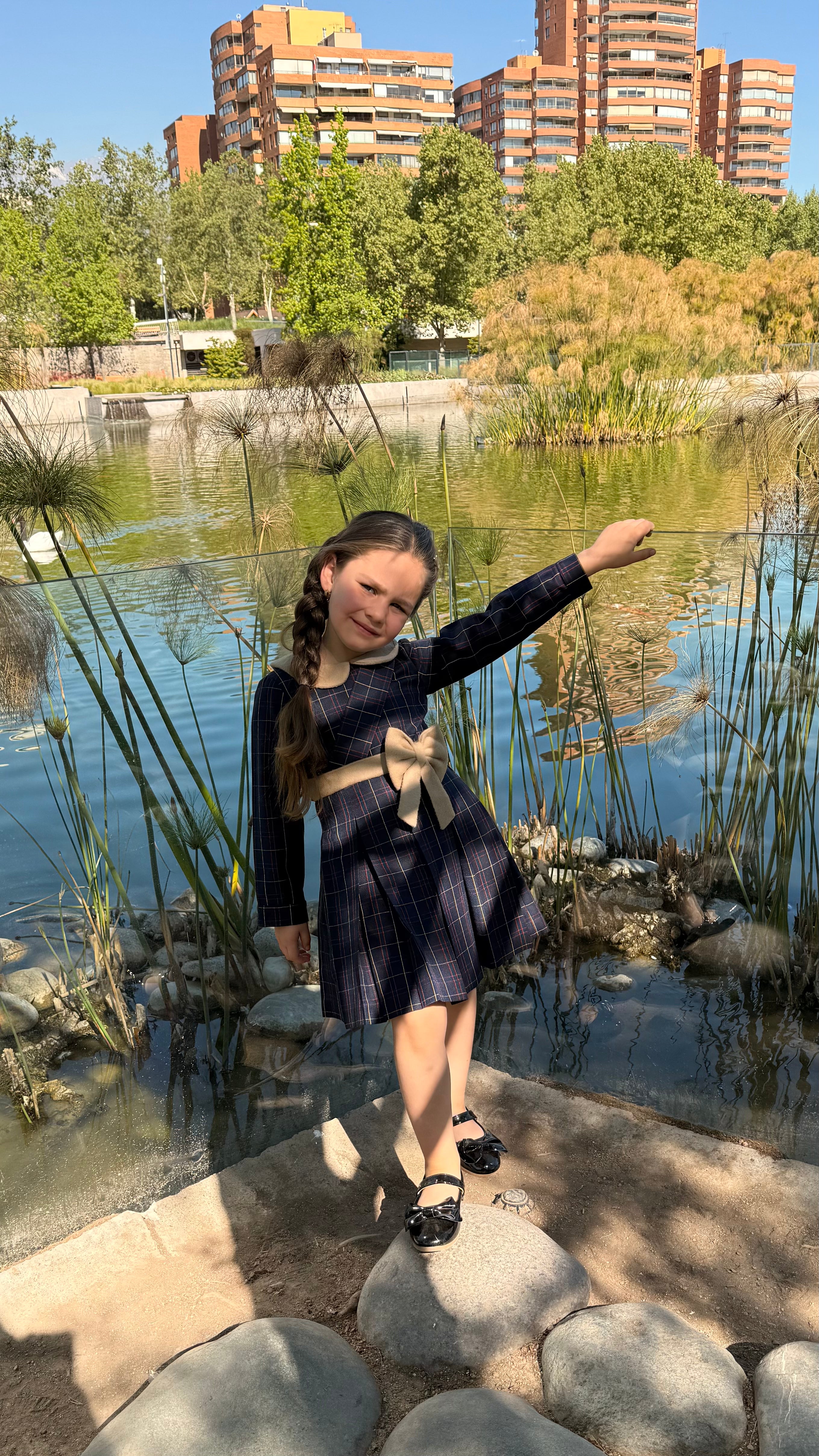 Vestido infantil en tejido escocés con lazo de baby alpaca Riso di Luna.