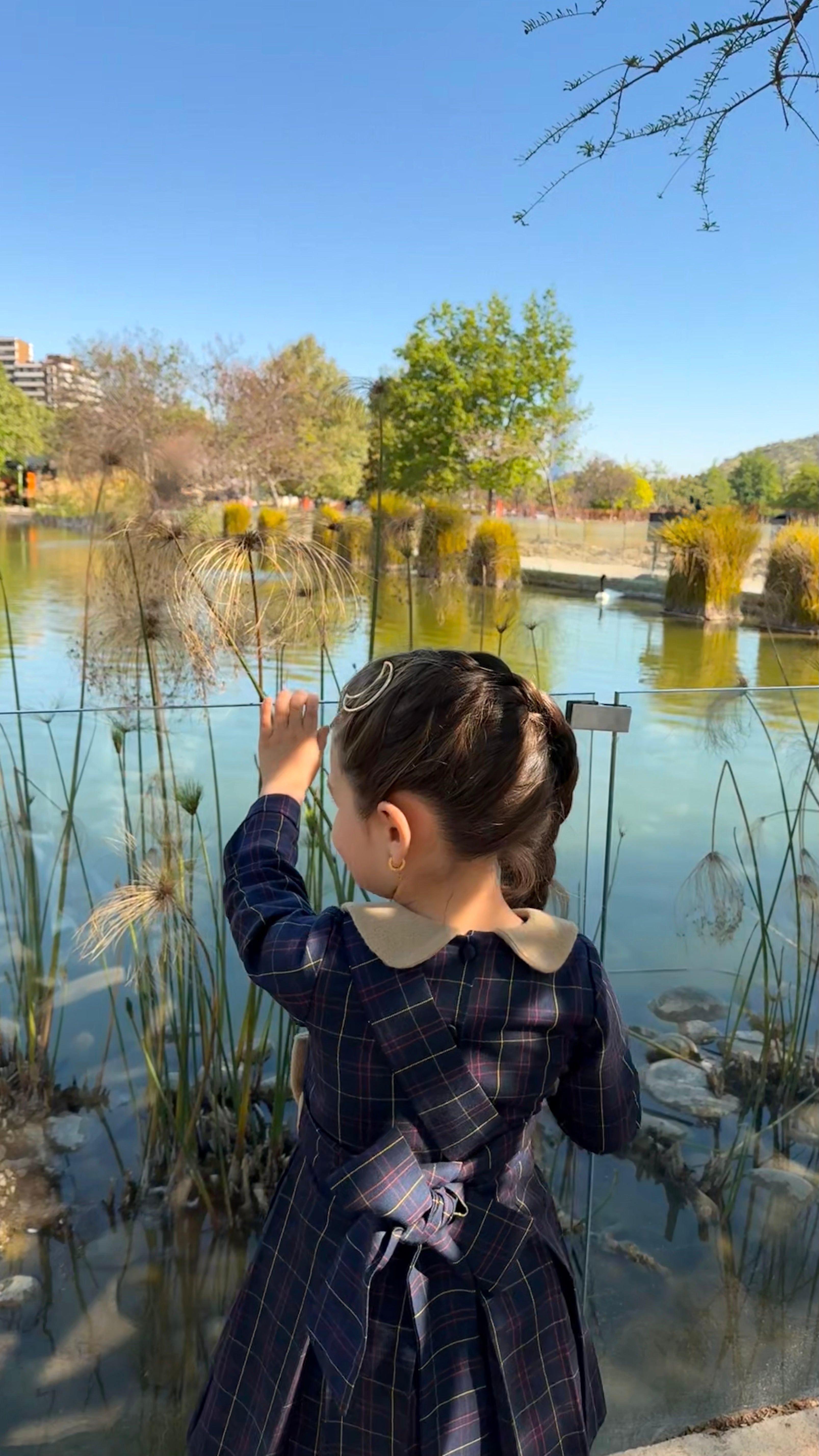 Vestido infantil en tejido escocés con lazo de baby alpaca Riso di Luna.