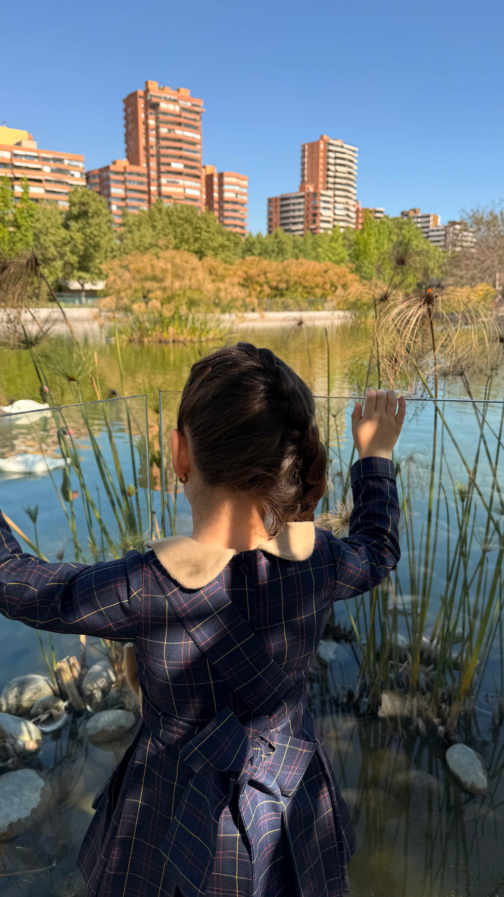 Vestido infantil en tejido escocés con lazo de baby alpaca Riso di Luna.