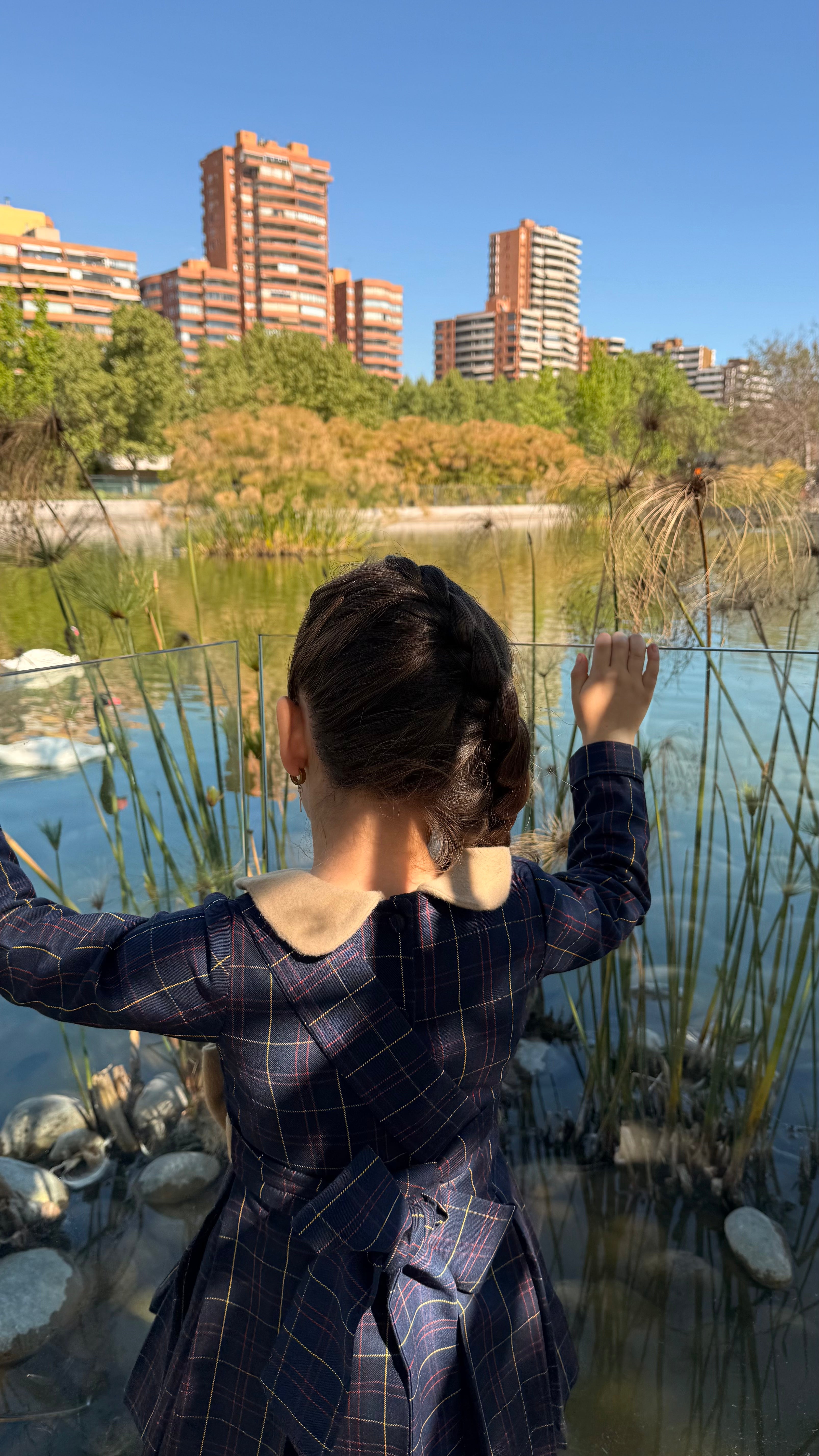 Vestido infantil en tejido escocés con lazo de baby alpaca Riso di Luna.