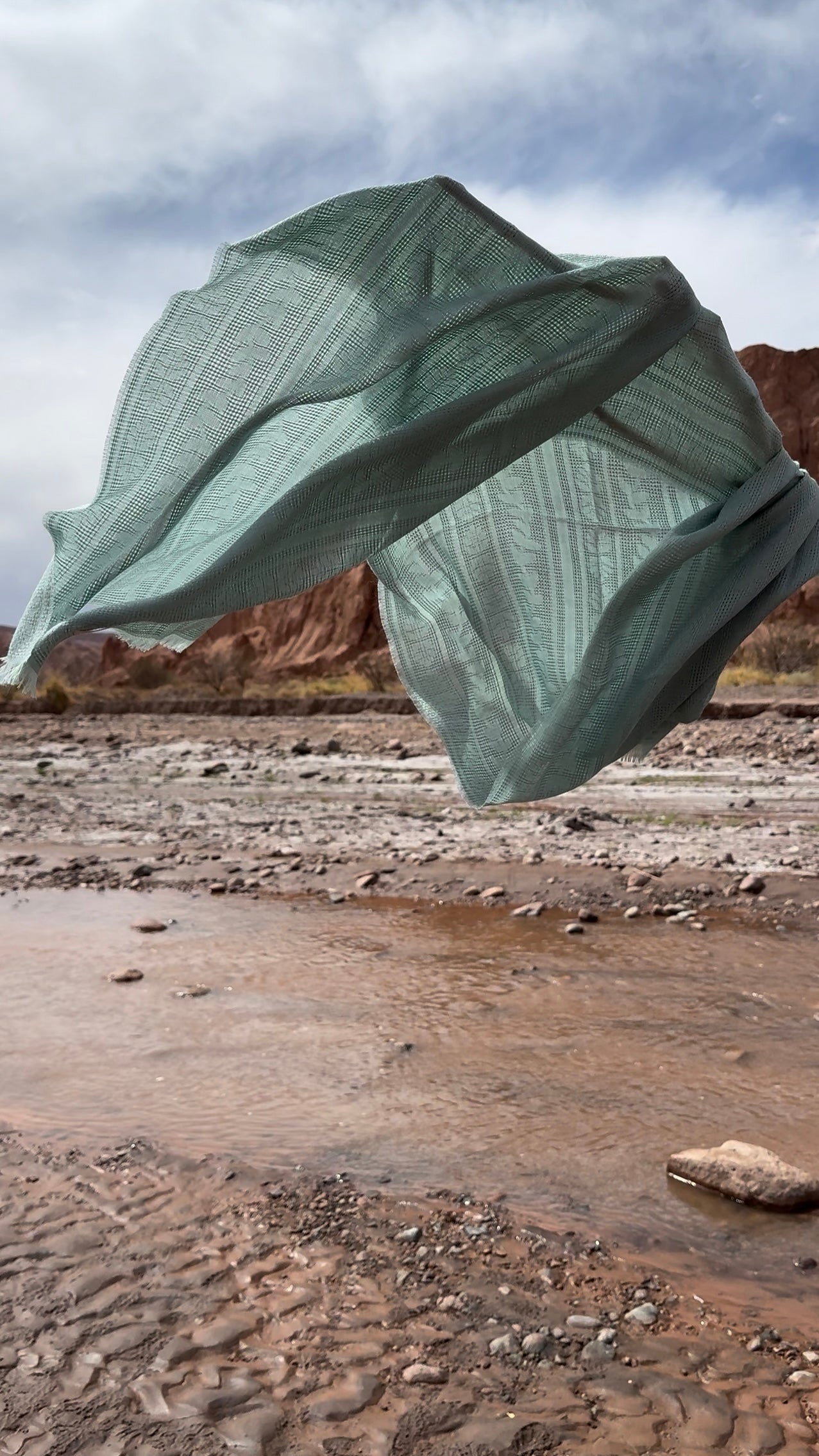 Estola Riso di Luna color menta en baby alpaca y seda natural.