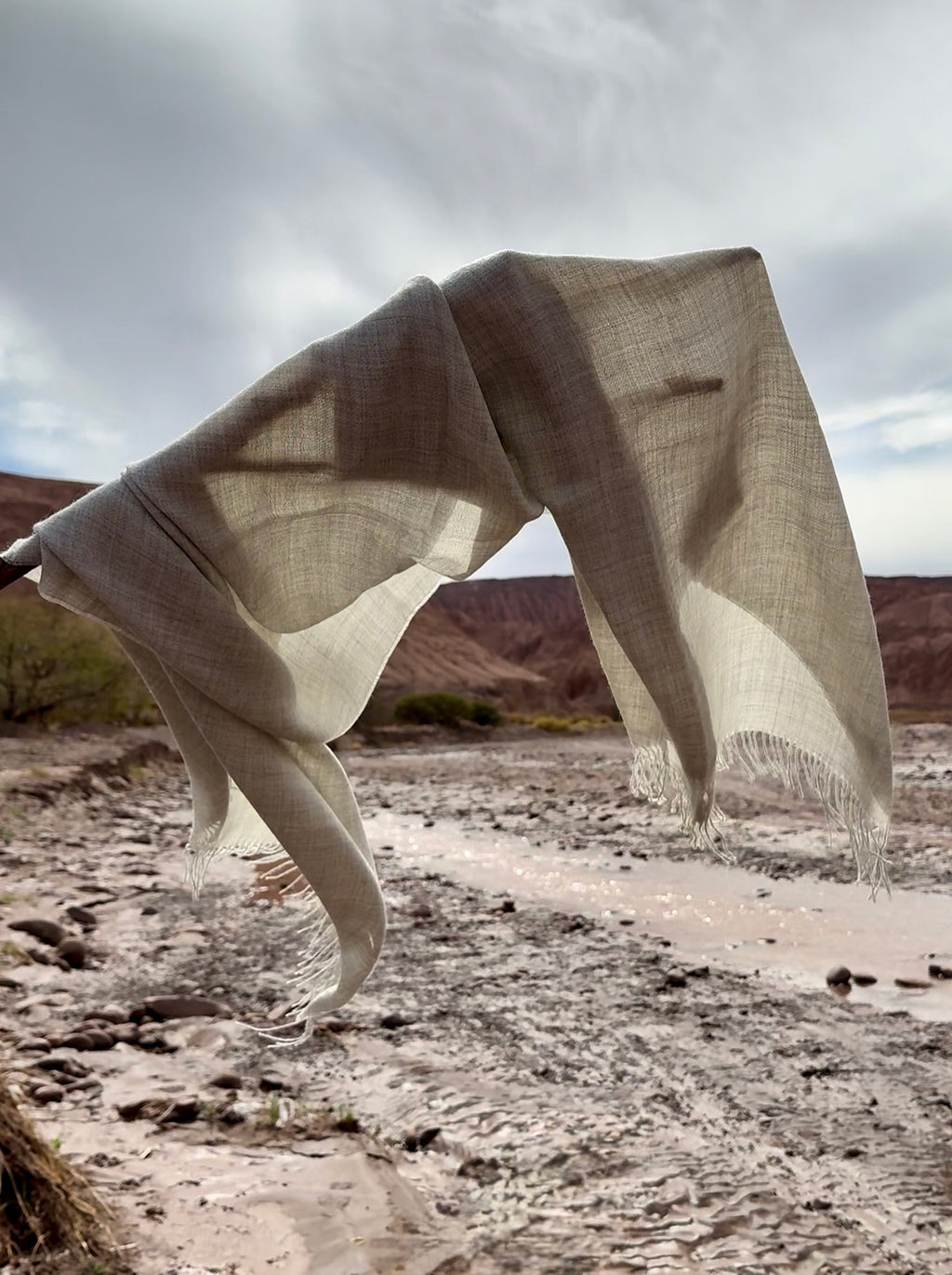 Estola Riso di Luna Niebla en baby alpaca eco gris claro inspirada en rocas sedimentarias del desierto.