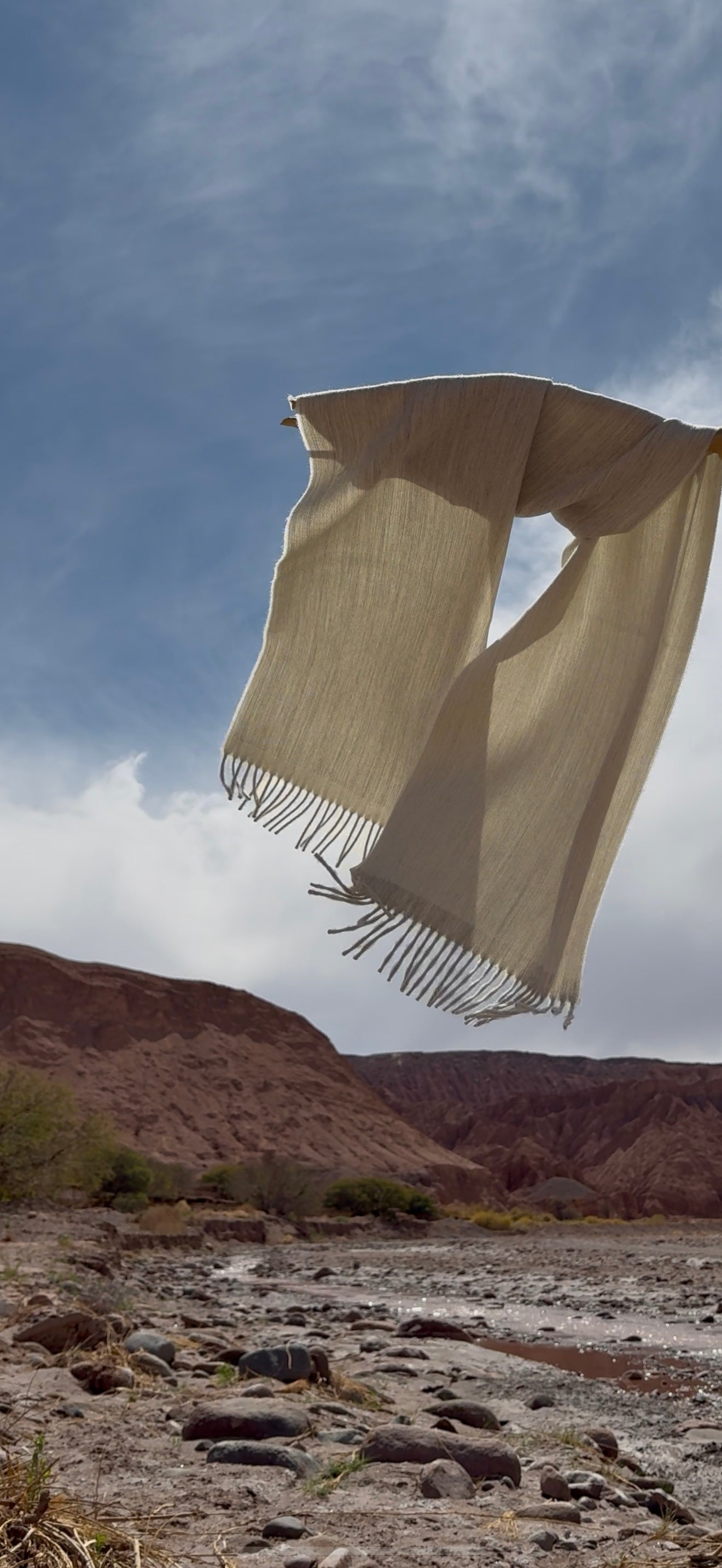 Bufanda riso di luna de baby alpaca eco sostenible con textura ligera y reversible