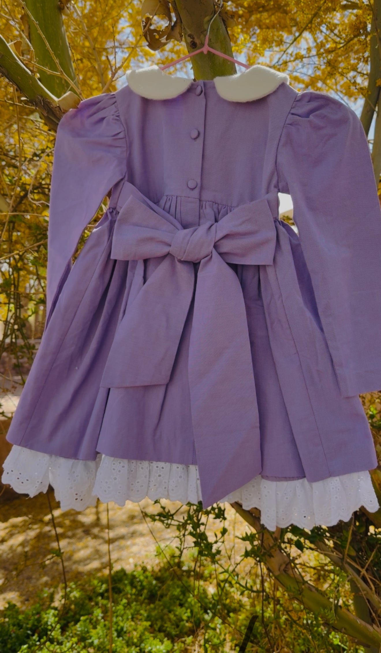 Vestido infantil con cuello y botones en baby alpaca y ruedo en broderie  a mano. Forro en algodón pima hipoalergénico. Riso di luna