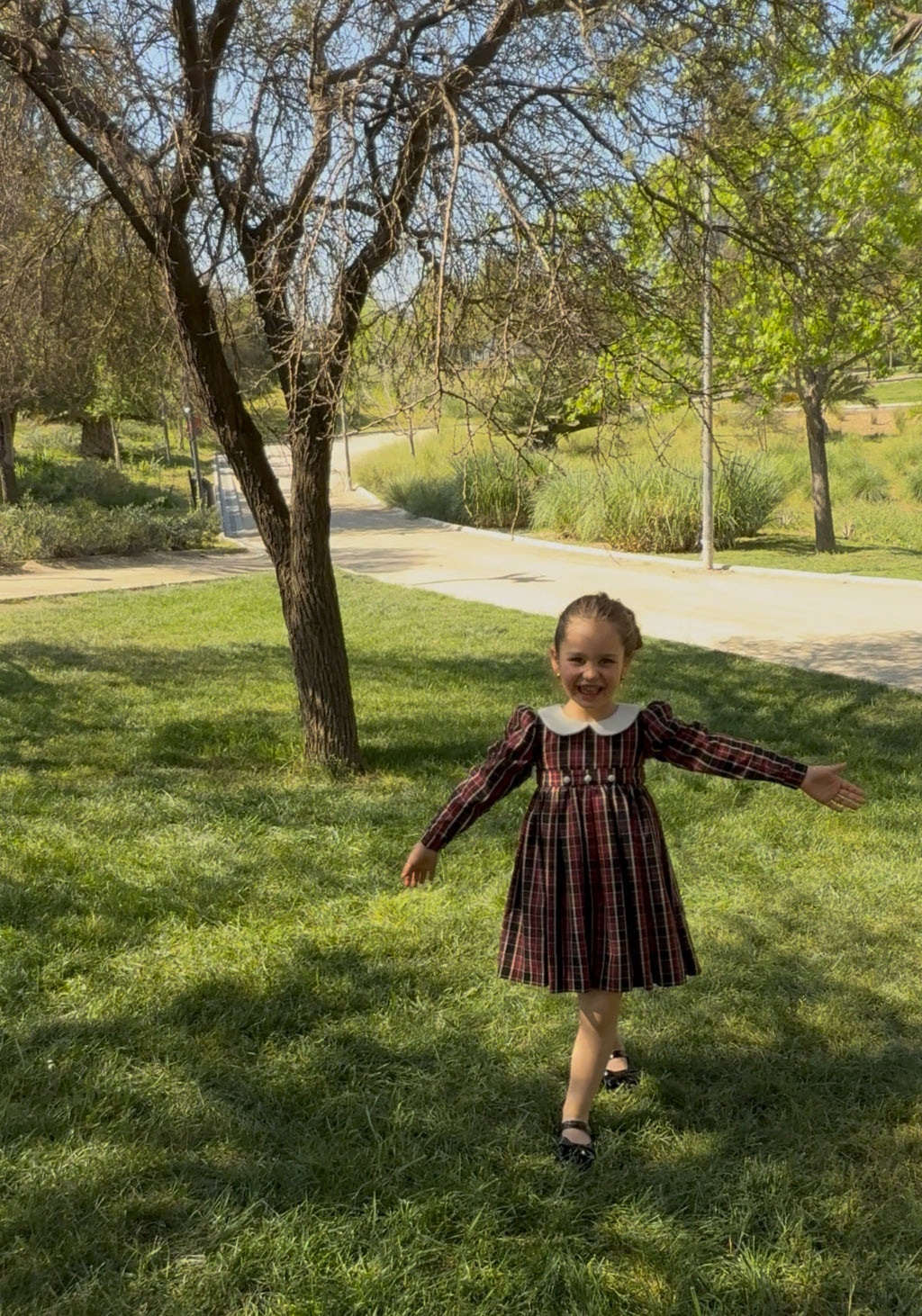 Vestido infantil en tejido escocés con lazo de baby alpaca Riso di Luna.