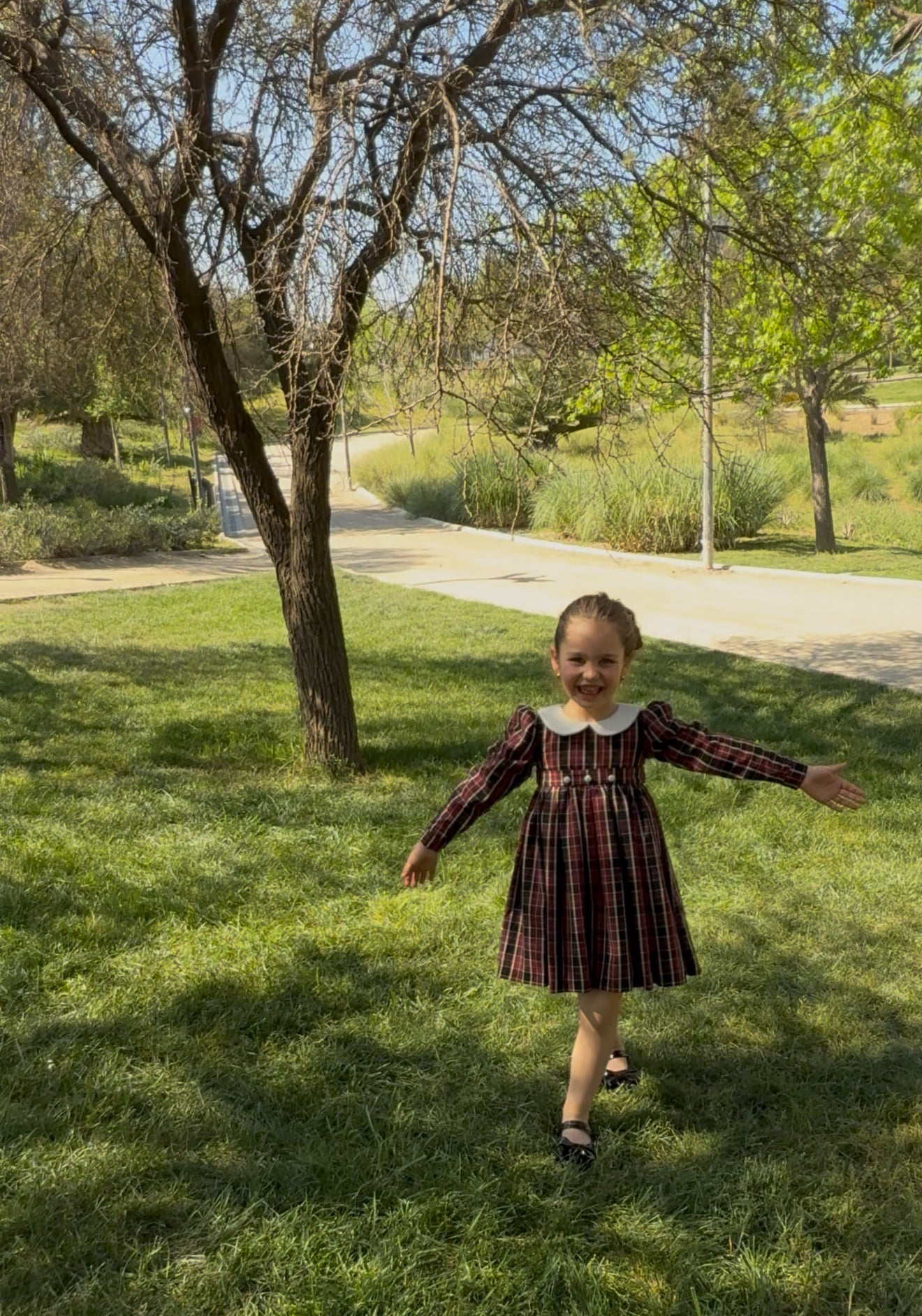 Vestido infantil en tejido escocés con lazo de baby alpaca Riso di Luna.