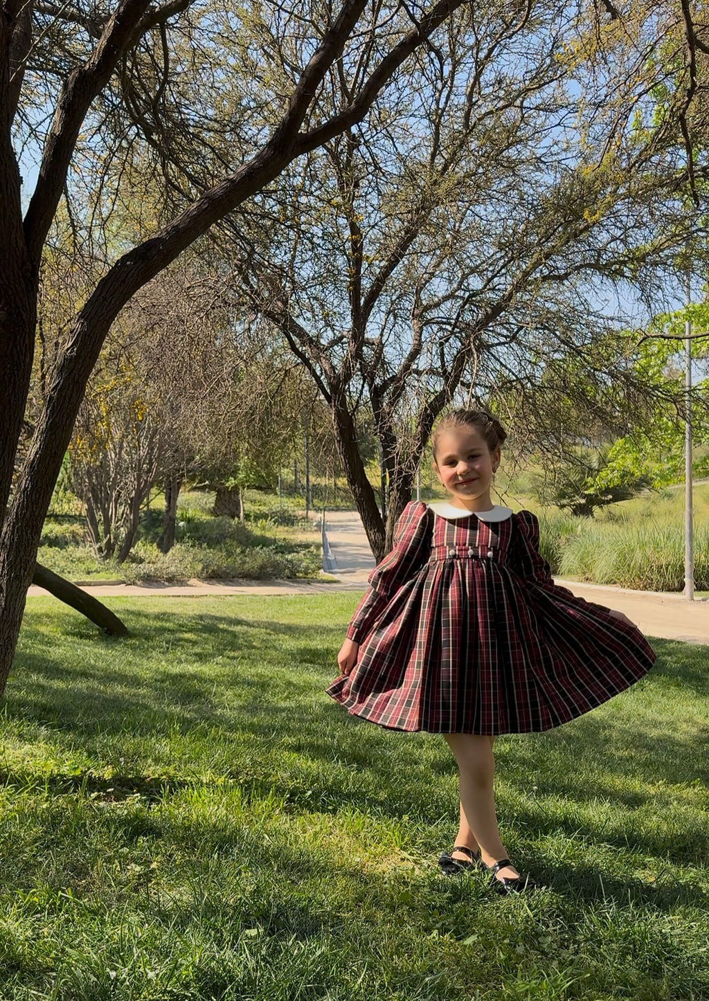 Vestido infantil en tejido escocés con lazo de baby alpaca Riso di Luna.