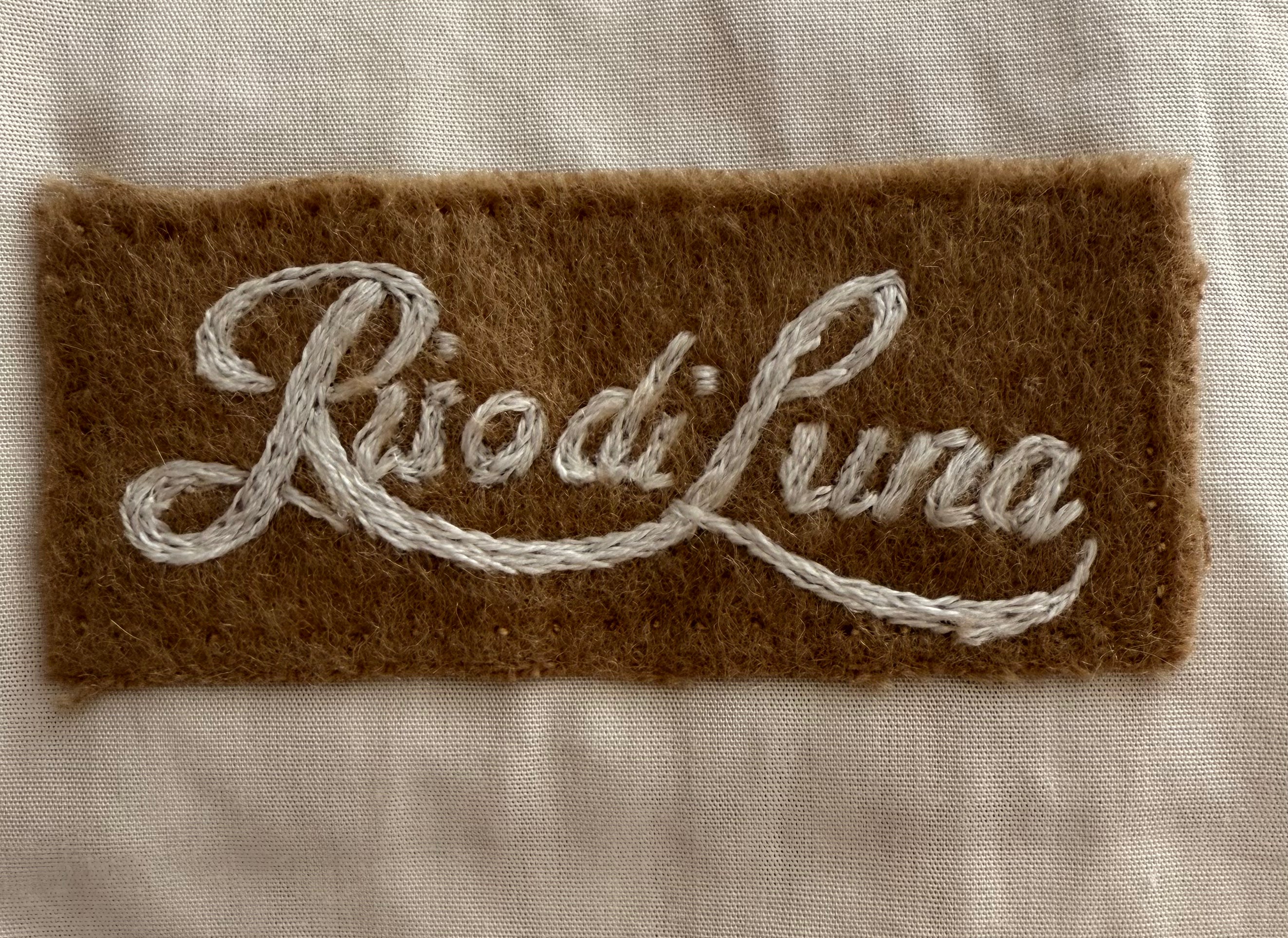 Abrigo de media estación estilo inglés Riso di Luna, en tweed con mangas fruncidas, botones dorados y cuello en baby alpaca. Bordado interior a mano y forro en algodón pima.