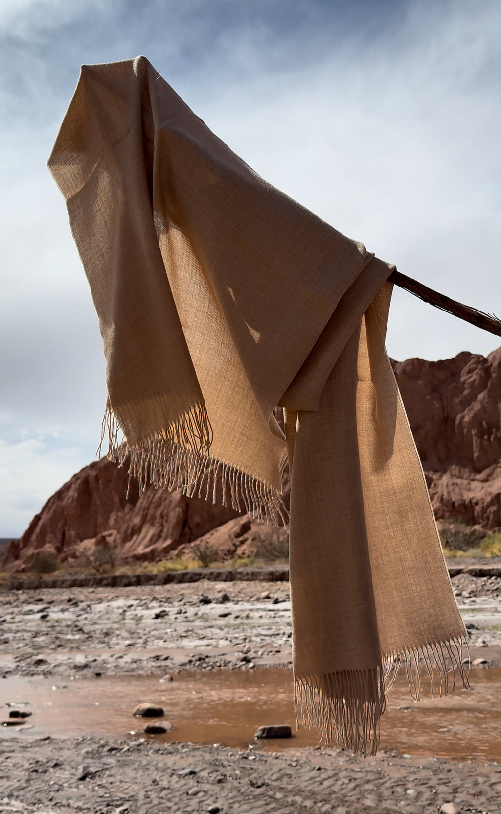 Estola Riso di Luna Arena Dorada en baby alpaca eco color camel natural.”