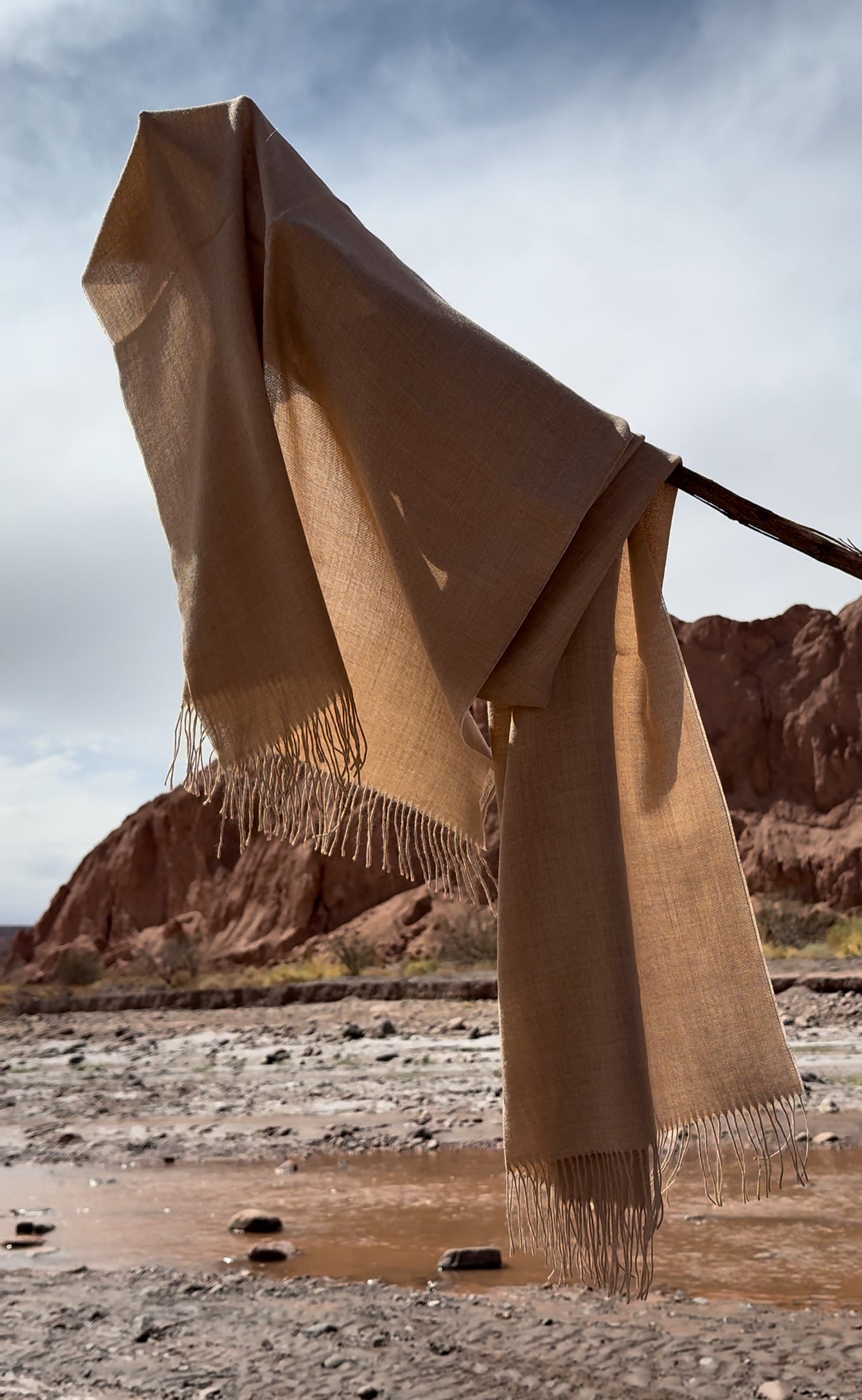 Estola Riso di Luna Arena Dorada en baby alpaca eco color camel natural.”