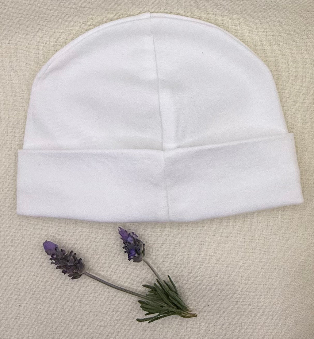 Gorro Raggio di Sole de Riso di Luna, hecho en 100% algodón pima blanco con bordado a mano. Suave, hipoalergénico y artesanal, ideal para la piel sensible del bebé.
