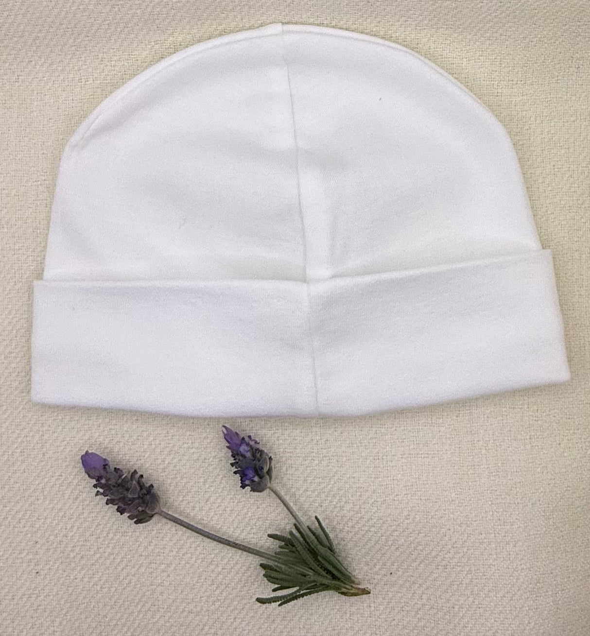 Gorro Raggio di Sole de Riso di Luna, hecho en 100% algodón pima blanco con bordado a mano. Suave, hipoalergénico y artesanal, ideal para la piel sensible del bebé.