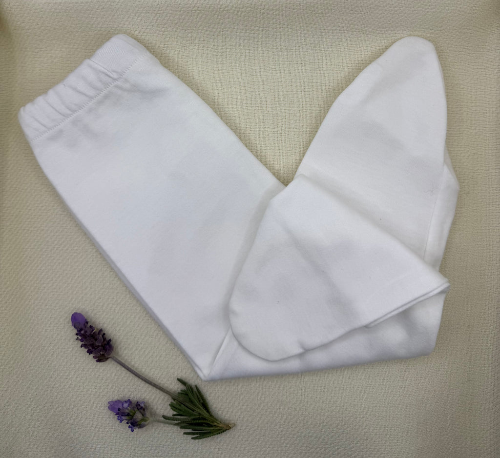 Pantalones Passi di Luna en algodón pima hipoalergénico, con terminaciones artesanales cosidas a mano. Prenda de lujo sostenible de Riso di Luna.