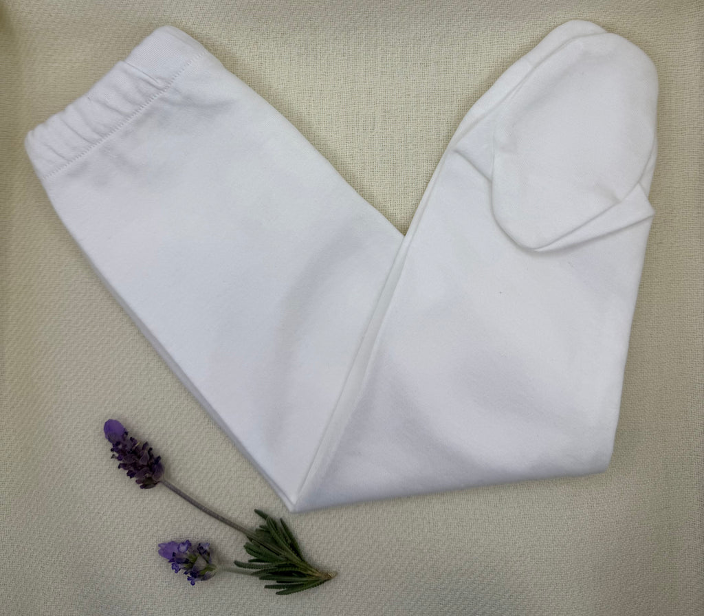 Pantalones Passi di Luna en algodón pima hipoalergénico, con terminaciones artesanales cosidas a mano. Prenda de lujo sostenible de Riso di Luna.