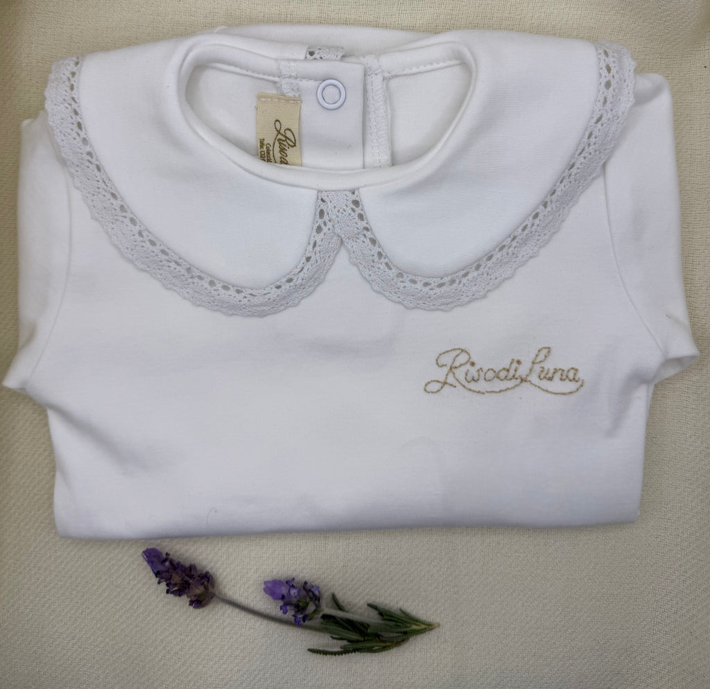 Body infantil Luna Chiara en algodón pima hipoalergénico, con cuello bordado a mano en hilo de algodón. Hecho a mano en Chile por Riso di Luna, marca de lujo artesanal sostenible.