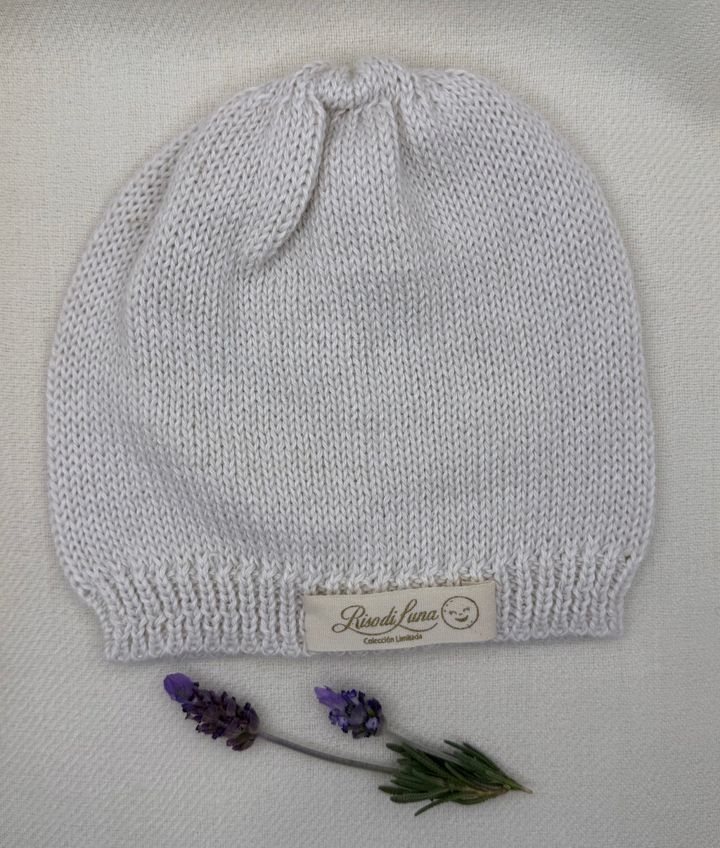 Gorro Sogno di Luna Riso di Luna color ivory con sutil brillo natural, 100% baby alpaca.