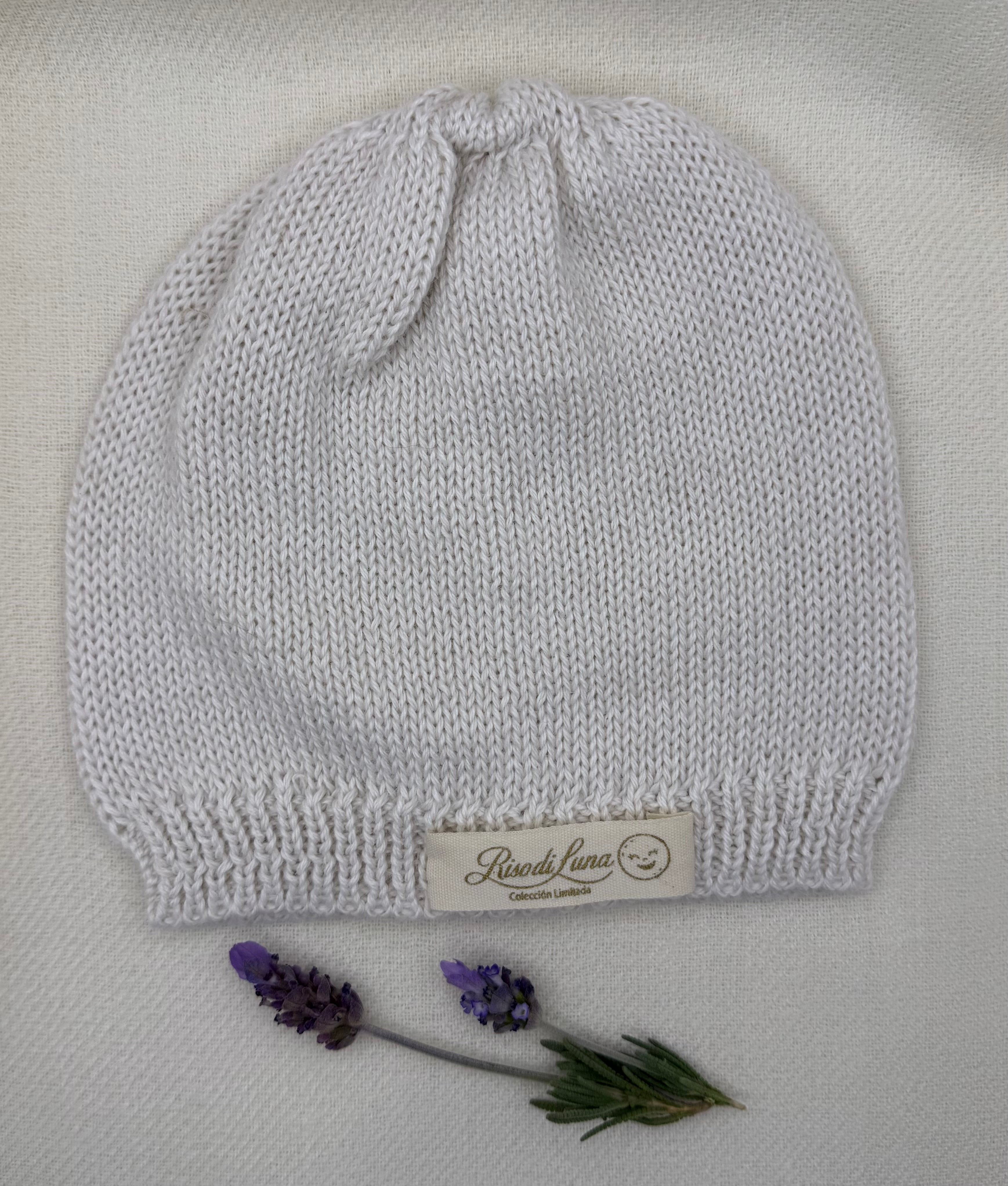 Gorro Sogno di Luna Riso di Luna color ivory con sutil brillo natural, 100% baby alpaca.