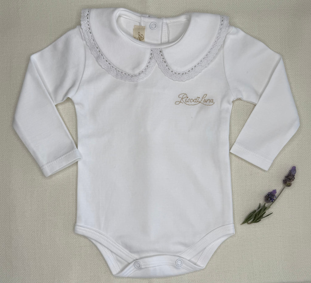 Body infantil Luna Chiara en algodón pima hipoalergénico, con cuello bordado a mano en hilo de algodón. Hecho a mano en Chile por Riso di Luna, marca de lujo artesanal sostenible.