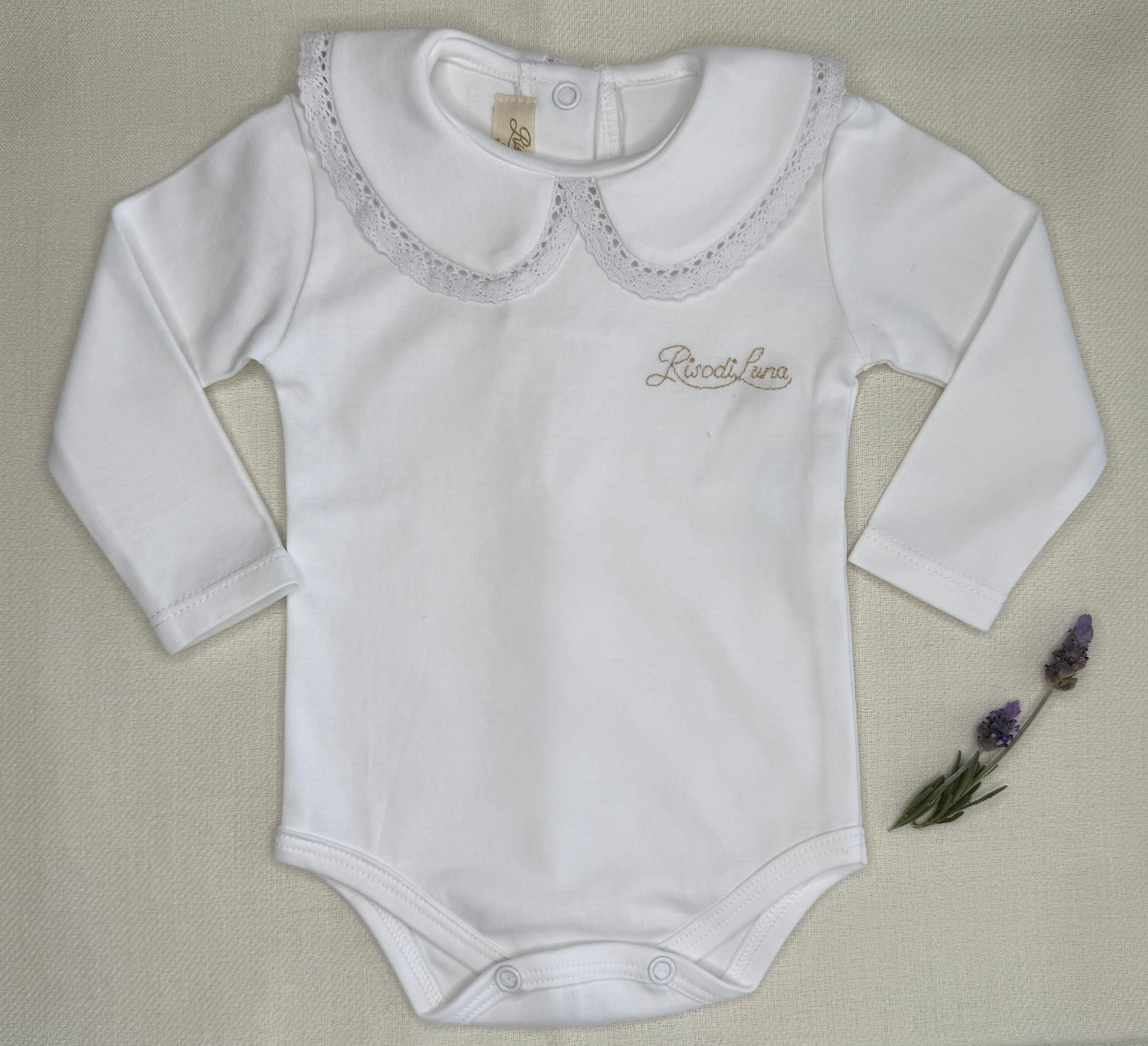 Body infantil Luna Chiara en algodón pima hipoalergénico, con cuello bordado a mano en hilo de algodón. Hecho a mano en Chile por Riso di Luna, marca de lujo artesanal sostenible.