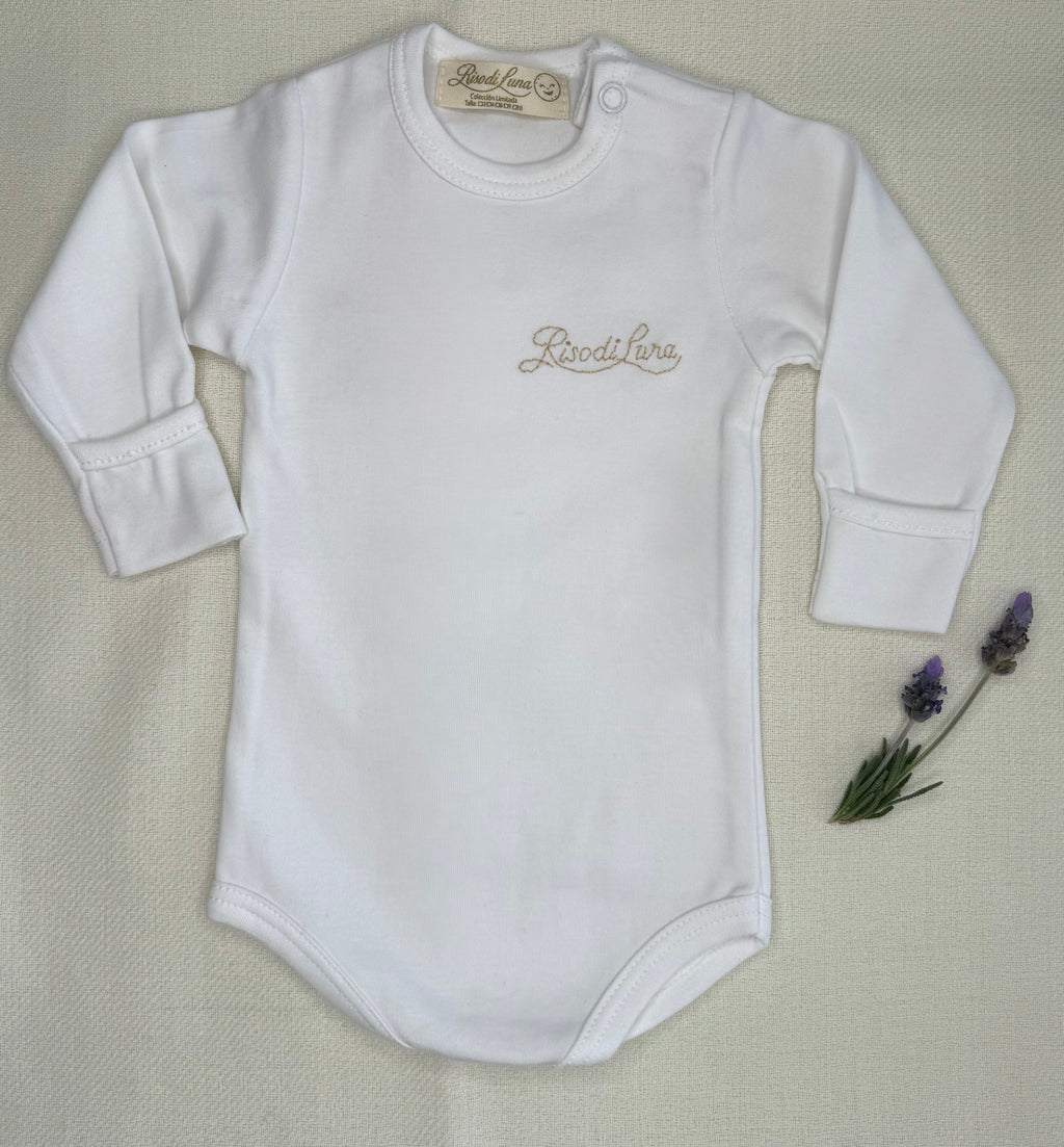 Body Riso di Luna en 100% algodón pima blanco, bordado a mano con hilos de algodón. Suave, hipoalergénico y artesanal, ideal para bebés recién nacidos.