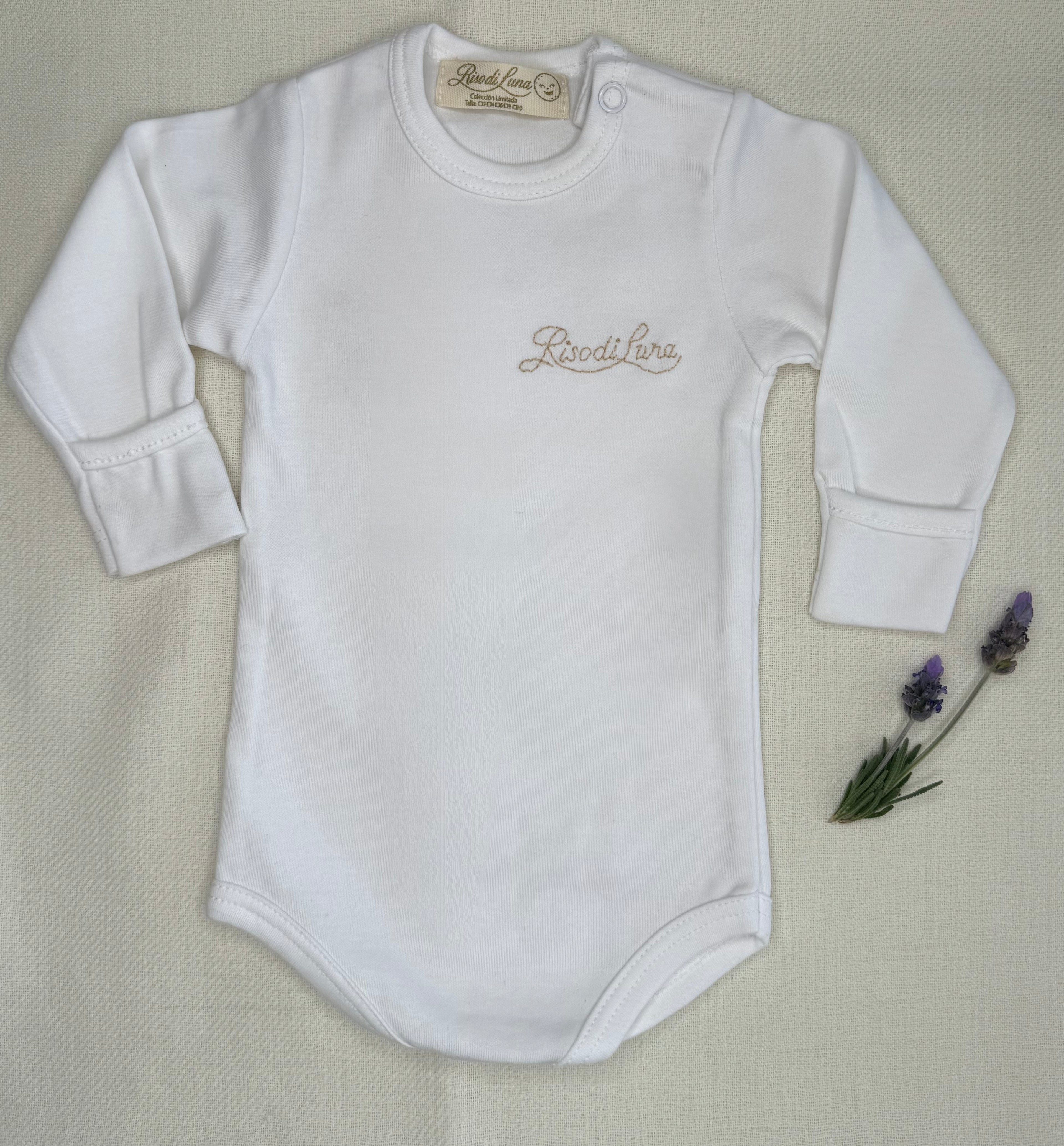 Body Riso di Luna en 100% algodón pima blanco, bordado a mano con hilos de algodón. Suave, hipoalergénico y artesanal, ideal para bebés recién nacidos.