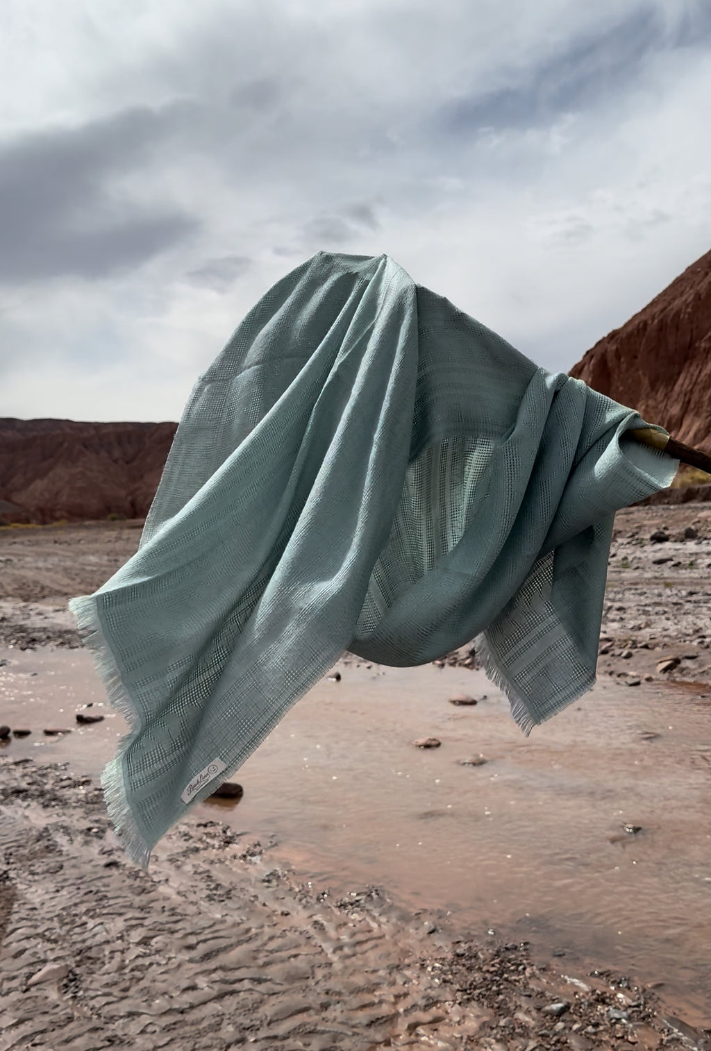 Estola Riso di Luna color menta en baby alpaca y seda natural.